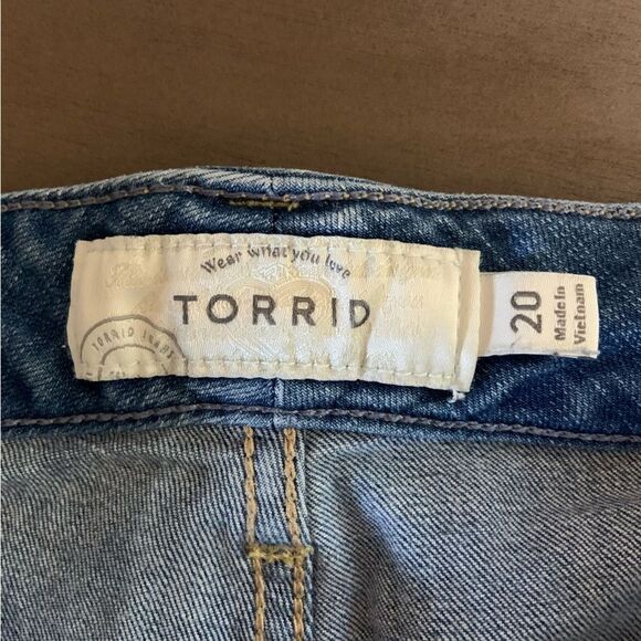 TORRID Women’s Lace Trim Distressed Raw Hem Denim Shorts Size 20 - Picture 9 of 11